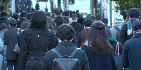 japonezi cu spatele pe strada shutterstock 1832541853 jpg
