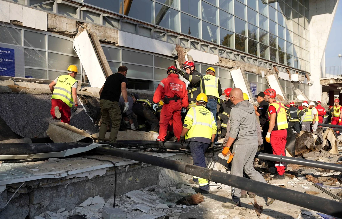 Pompierii sosiți pentru a salva persoanele peste care s-a prăbușit acoperișul gării/FOTO: Profimedia