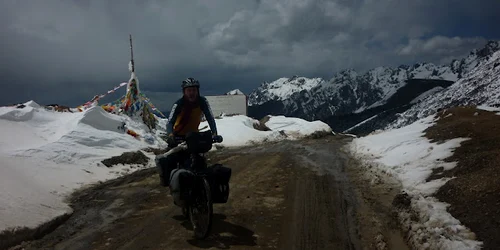 Chris Roach traversând Podişul Tibetan