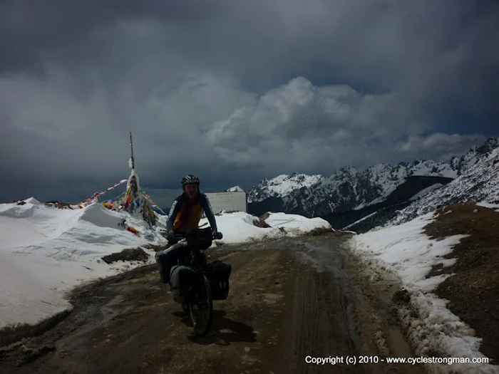 Chris Roach traversând Podişul Tibetan