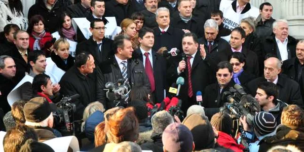 Marian Vanghelie şi alţi lideri PSD în faţa sediului PSD Argeş din Pitesti pe 31 ianuarie 2011 pentru susţinerea lui Constantin Nicolescu presedintele Consiliului Judetean Argeş care a fost arestat pentru mită şi trafic de influenţă FOTO Mediafax / M