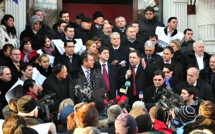 Mai mulţi lideri PSD strânşi să-l susţină pe Constantin Nicolescu, şeful CJ Argeş, în 2011. FOTO Mediafax