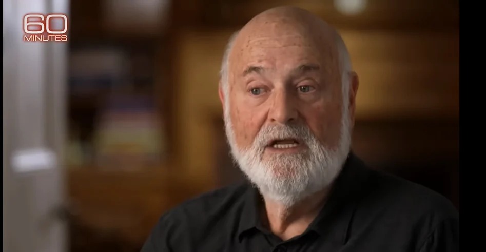 Un celebru regizor și actor și soția sa au fost găsiți morți în casa lor din Hollywood. Ambii aveau urme de înjunghiere pe corp