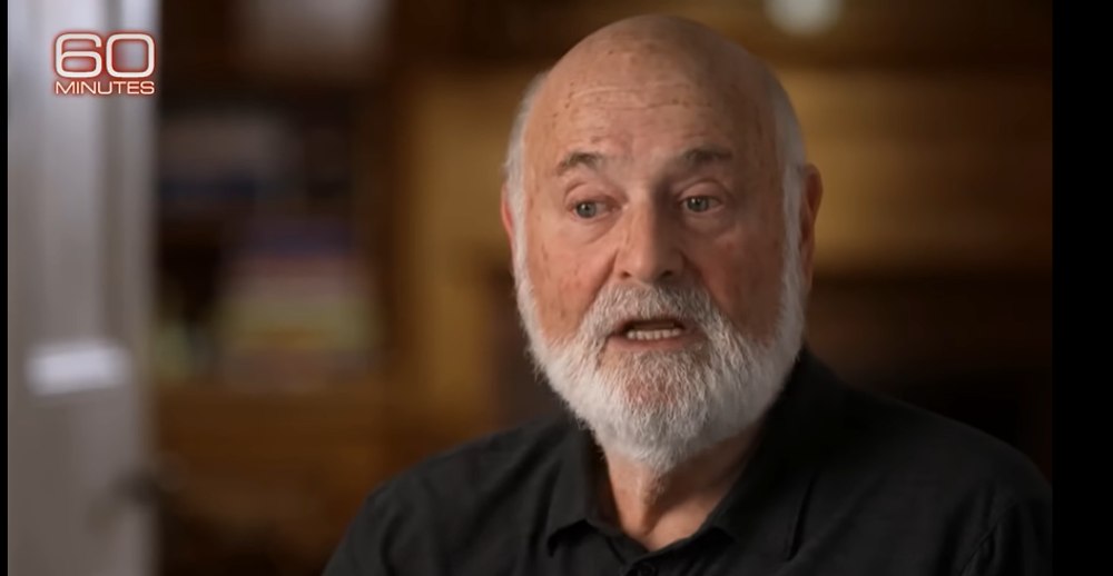 Un celebru regizor și actor și soția sa au fost găsiți morți în casa lor din Hollywood. Ambii aveau urme de înjunghiere pe corp