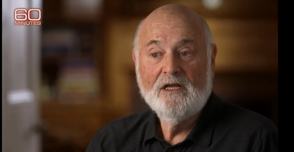 Un celebru regizor și actor și soția sa au fost găsiți morți în casa lor din Hollywood. Ambii aveau urme de înjunghiere pe corp