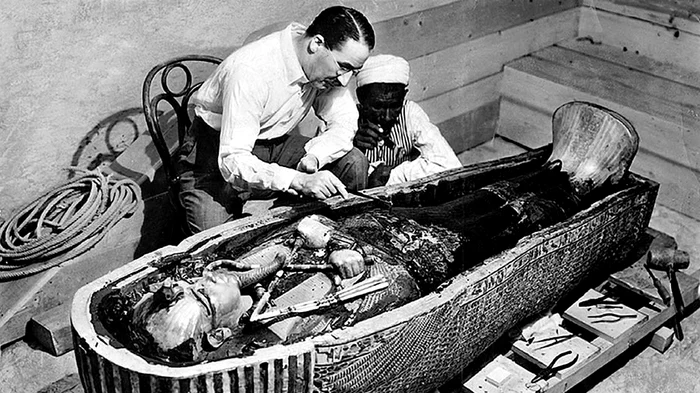 Howard Carter, cercetând sarcofagul