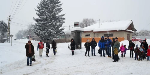 În judeţul Bacău, mai multe drumuri judeţene sunt blocate de căderile de zăpadă