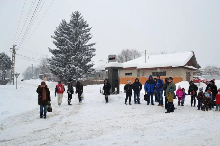 În judeţul Bacău, mai multe drumuri judeţene sunt blocate de căderile de zăpadă