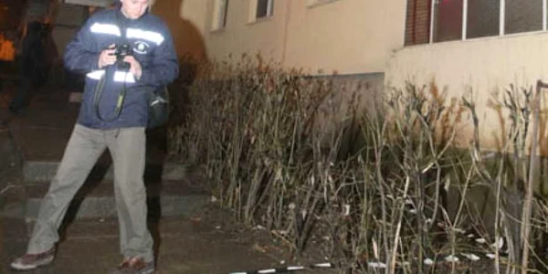 Poliţiştii au făcut măsurători în faţa blocului