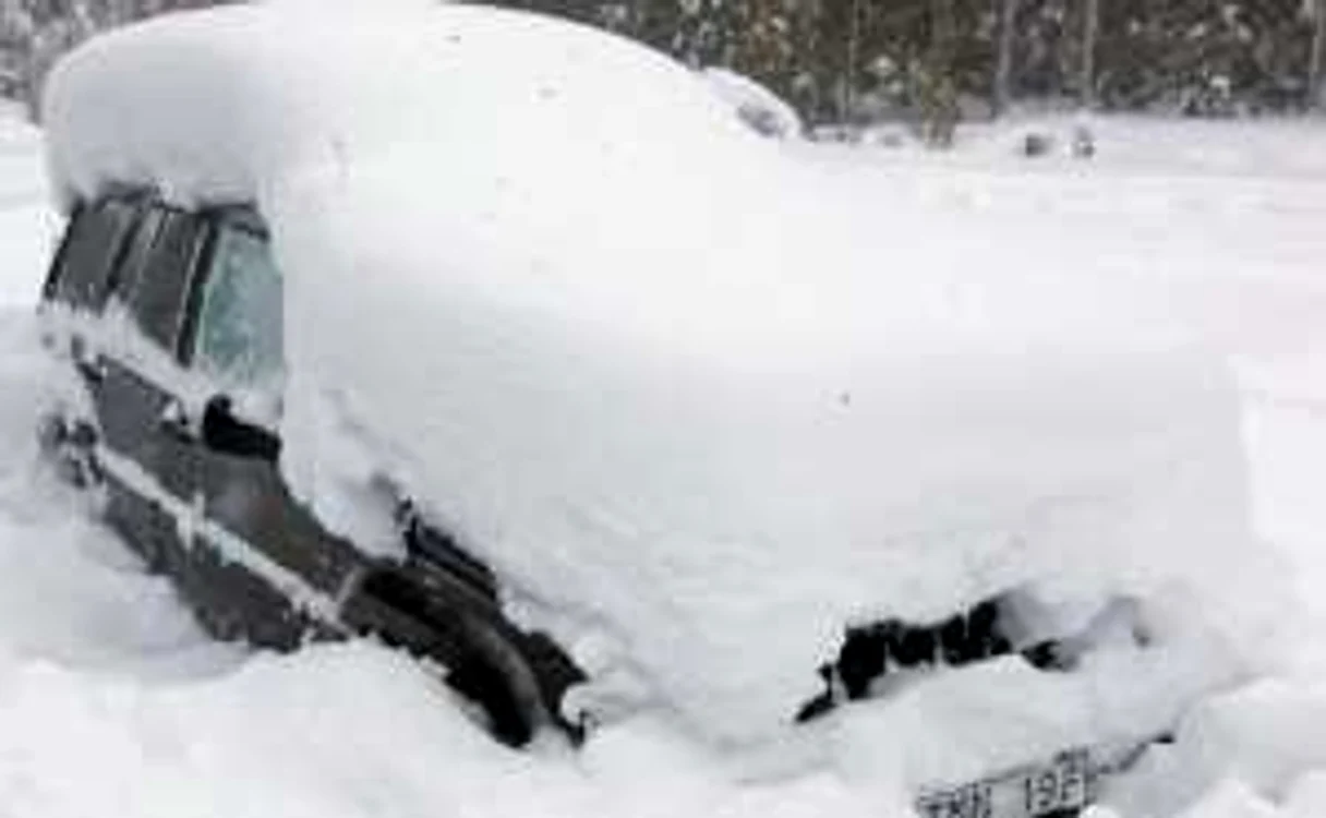 Maşina acoperită de zăpadă în care a fost descoperit suedezul s-a transformat într-un iglu 