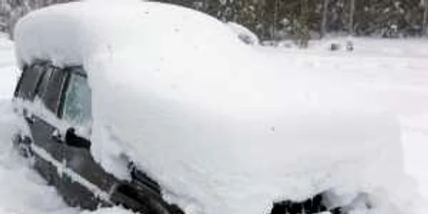 Maşina acoperită de zăpadă în care a fost descoperit suedezul s-a transformat într-un iglu 