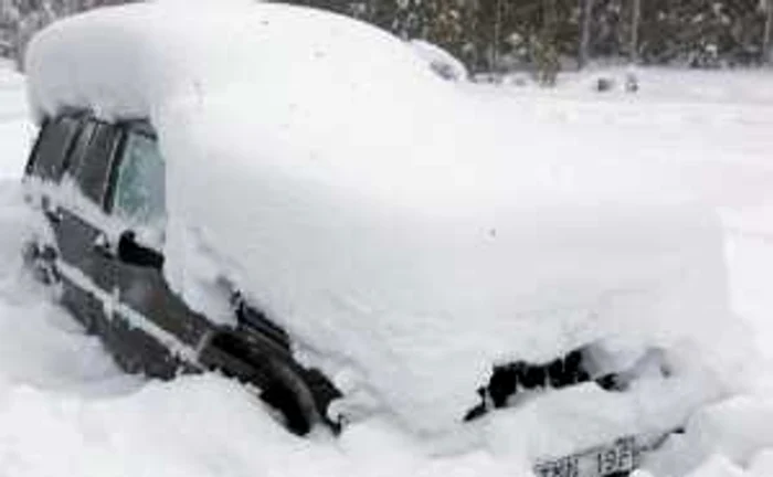 Maşina acoperită de zăpadă în care a fost descoperit suedezul s-a transformat într-un iglu