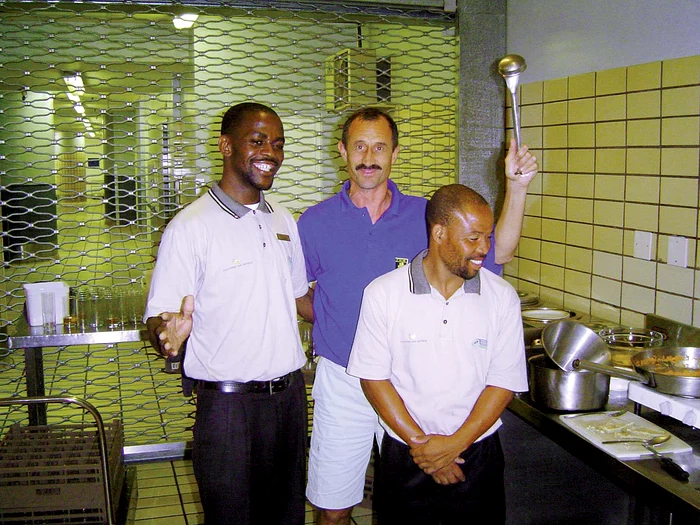 Într-o călătorie în Africa, i-a învăţat pe bucătarii hotelului să facă ciorbă de burtă 