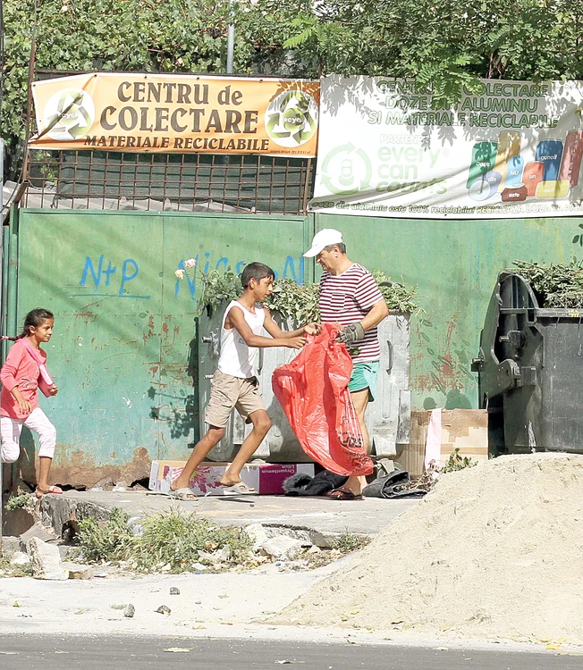 Celebrul Nea Marin nu se dă în lături de la muncă. Prezentatorul a curăţat curtea de buruieni fotografii: blitz