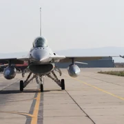 Un nou lot de trei aeronave F 16 Fighting Falcon a sosit la Câmpia Turzii MAPN jpg