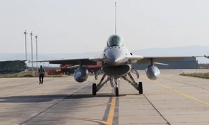 Un nou lot de trei aeronave F 16 Fighting Falcon a sosit la Câmpia Turzii MAPN jpg