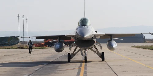 Un nou lot de trei aeronave F 16 Fighting Falcon a sosit la Câmpia Turzii MAPN jpg