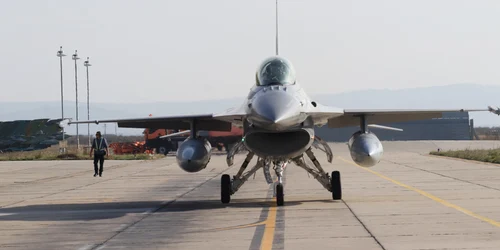 Un nou lot de trei aeronave F 16 Fighting Falcon a sosit la Câmpia Turzii MAPN jpg