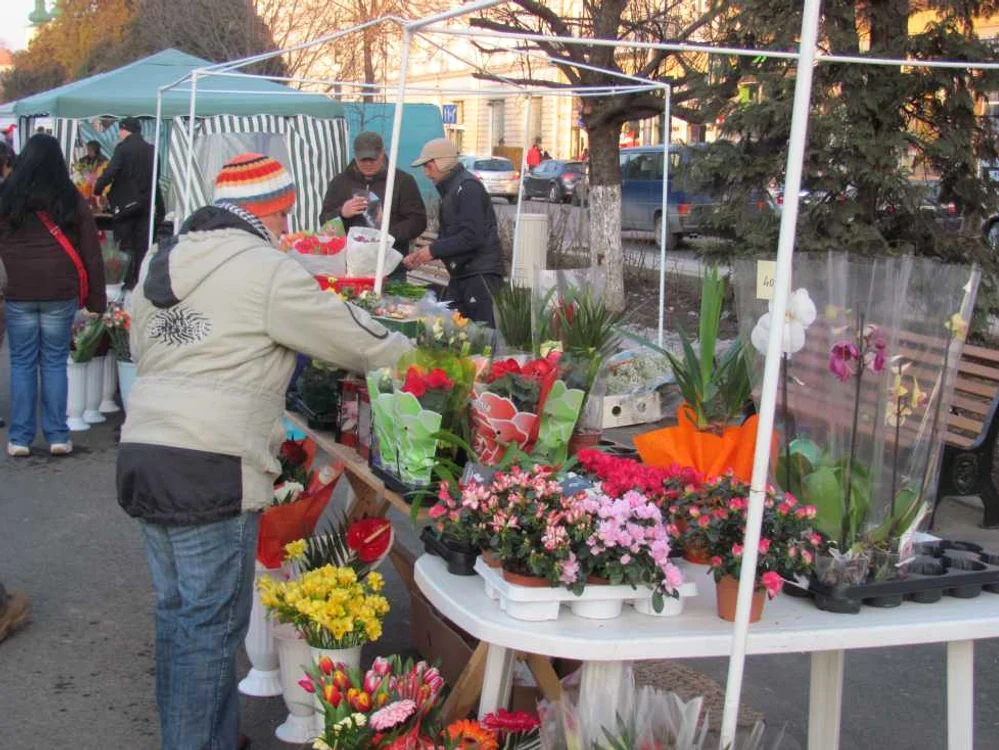 Înghesuială mare la tarabele cu flori din centrul Târgu-Mureşului
