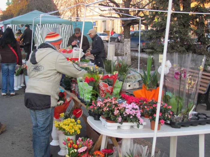 Înghesuială mare la tarabele cu flori din centrul Târgu-Mureşului