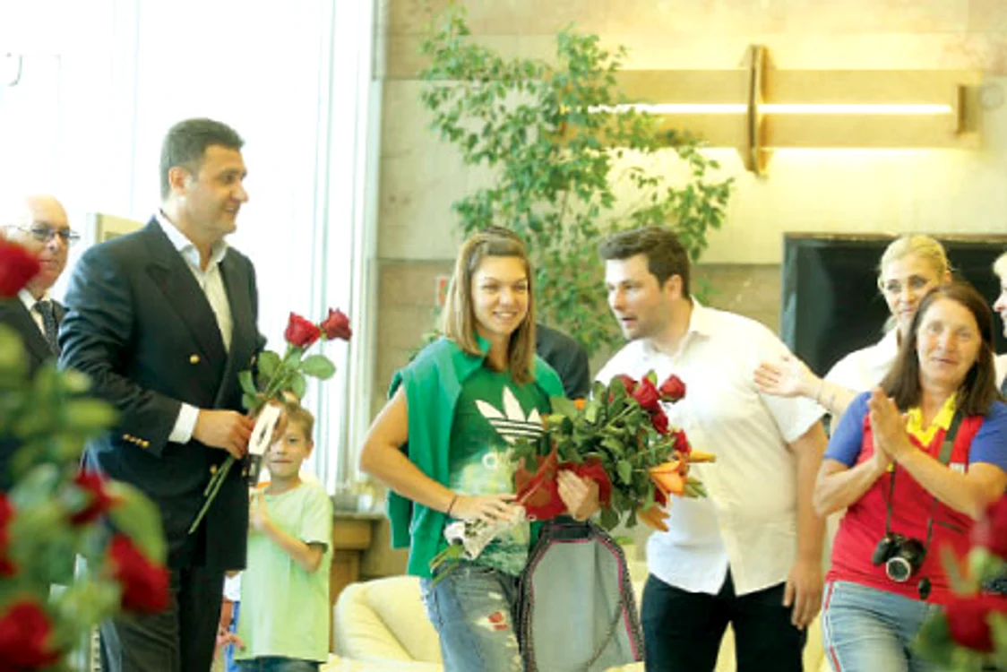 Simona Halep a fost aşteptată inclusiv de preşedintele FR Tenis, George Cosac (în stânga)
