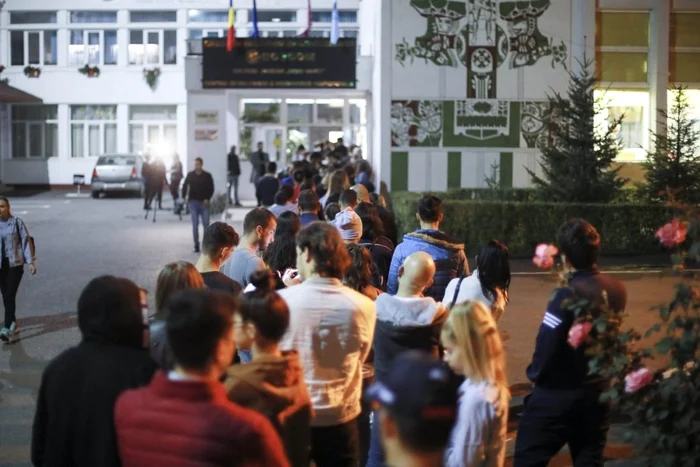 
    Studenții au făcut coadă la secția de votare din RegieFoto: Inquam Photos/ George Călin  