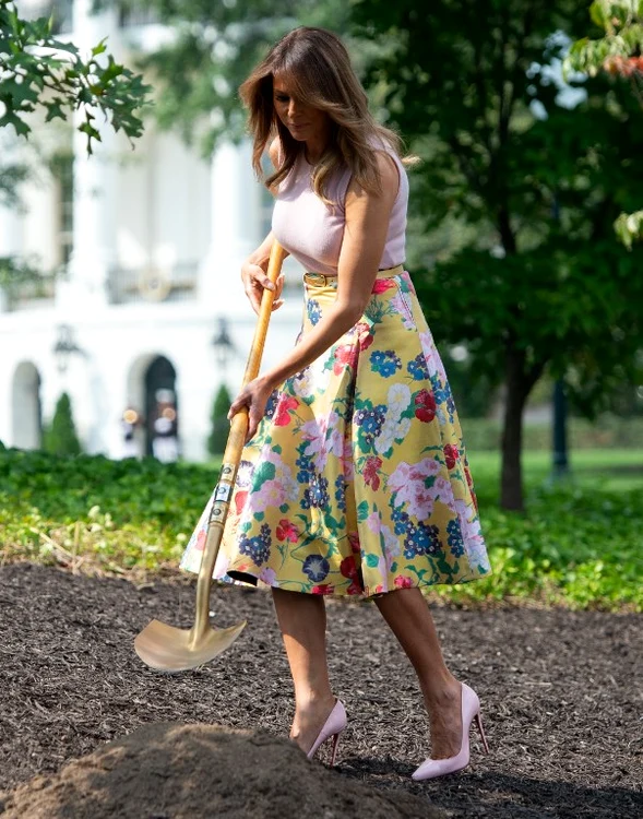 Melania Trump, într-o ținută puțin cam prea elegantă pentru o activitate în grădină 