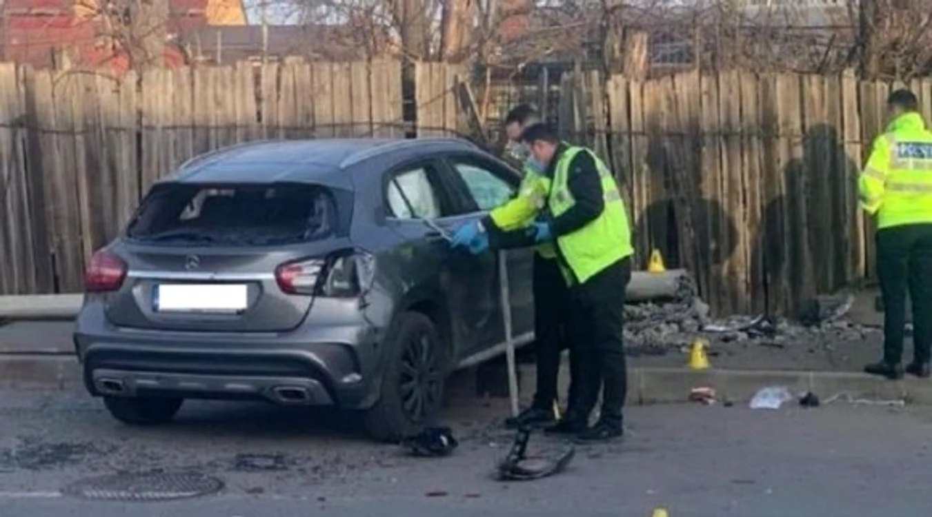 
    Șoferița a trecut cu mașina peste cele două copile aflate pe trotuar  