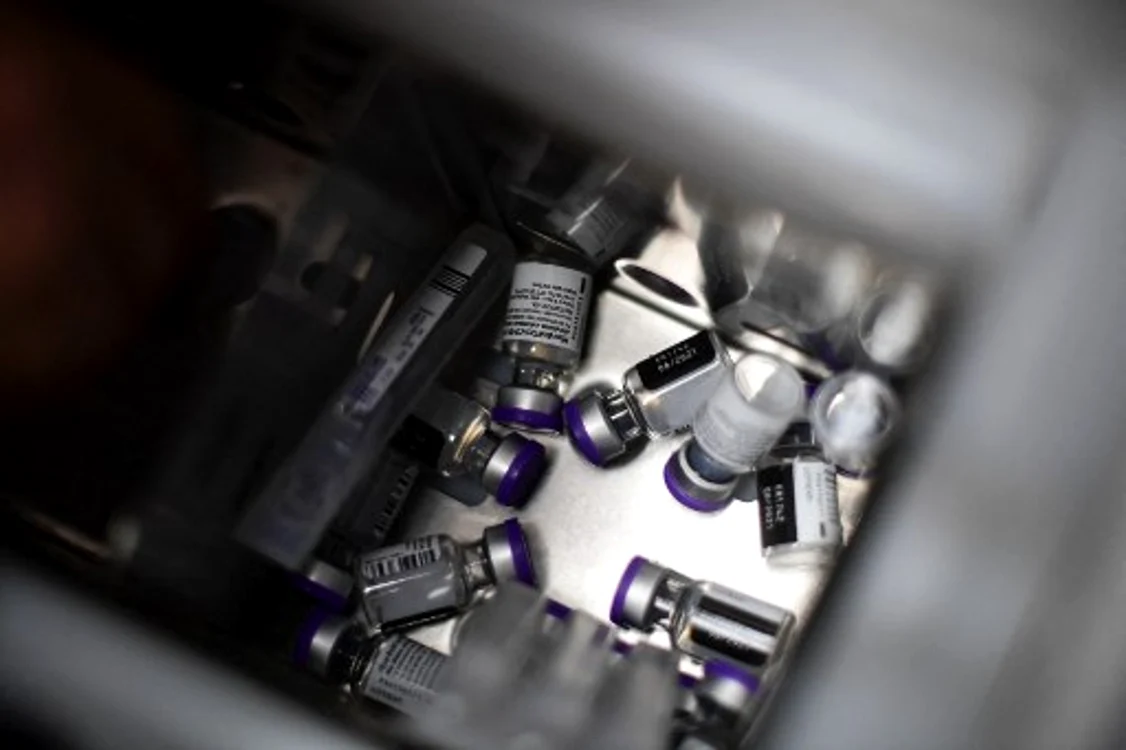 
    O nouă tranşă de vaccin Pfizer ajunge luni în Româniafoto: AFP  