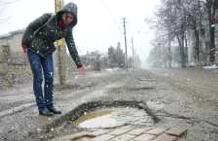 Cel mai mare crater de pe strada Gheorghe Doja are o lungime de 1,5 metri