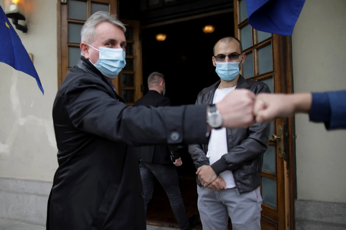 
    Ministrul Transporturilor, Lucian Bode, la intrarea în sala de conferințe, unde s-a întâlnit cu presa, cu o zi înainte de afla că are Covid-19  
