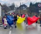 Tricolorul călător purtat în brațe în Bughea de Sus Foto: Oana Marta jpg