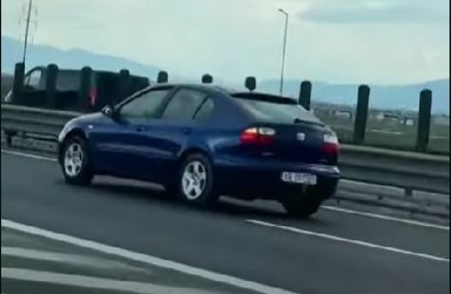 Gest șocant pe autostradă. Un șofer a întors mașina în loc și a circulat cu viteză pe contrasens, pe banda a doua VIDEO