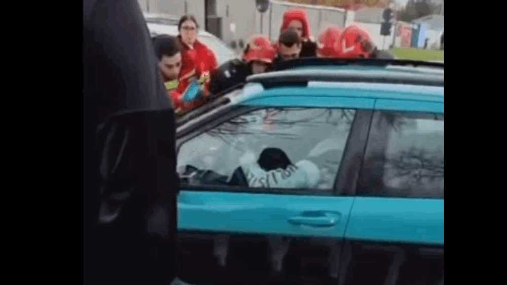 Imagini incredibile surprinse în Bucureşti. Un șofer lovește ambulanța SMURD venită să-l ajute după ce a intrat într-un copac