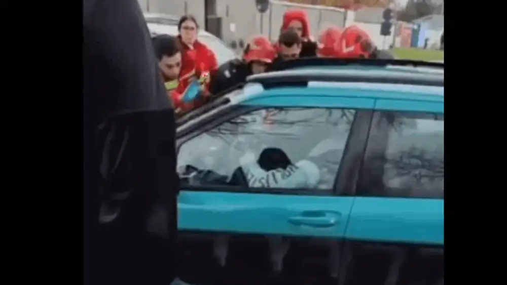 Imagini incredibile surprinse în Bucureşti. Un șofer lovește frontal ambulanța SMURD venită să-l ajute după ce a intrat într-un copac