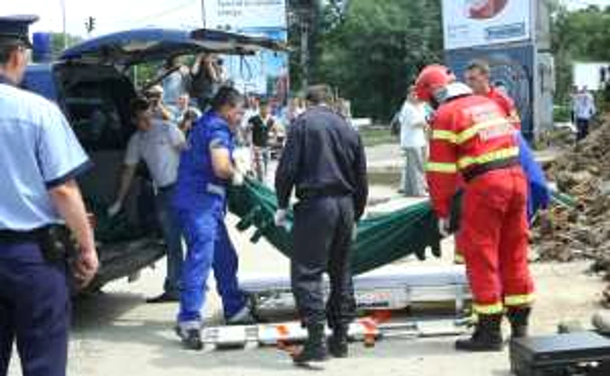 Cadavrul bărbatului peste care s-a surpat malul este dus la Medicină Legală