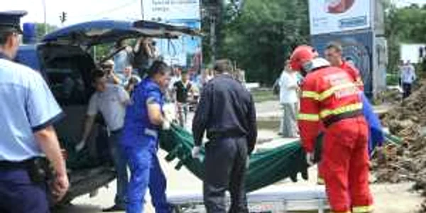 Cadavrul bărbatului peste care s-a surpat malul este dus la Medicină Legală