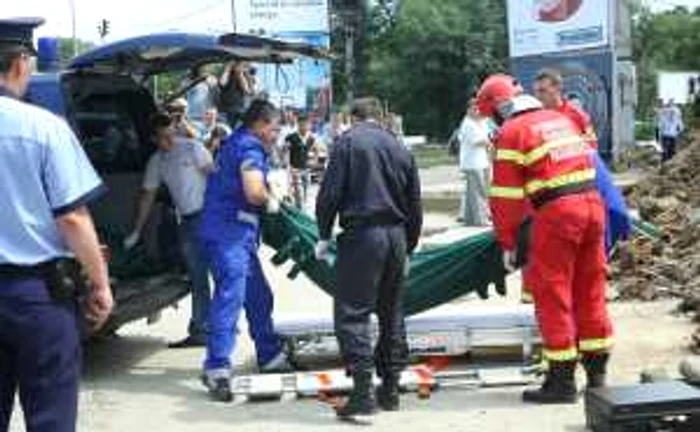 Cadavrul bărbatului peste care s-a surpat malul este dus la Medicină Legală