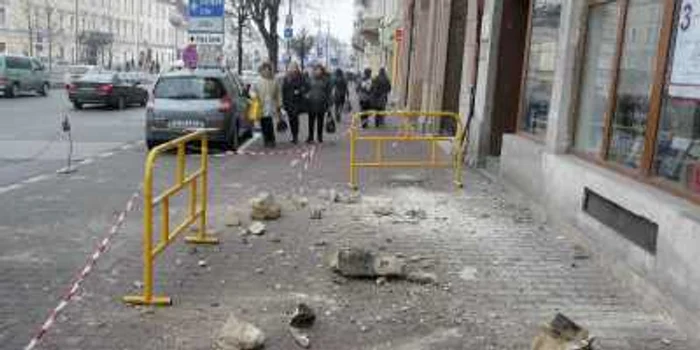 Pompierii au desprins mai multe bucăţi de tencuială pentru a nu mai exista pericole FOTO Arhivă Adevărul