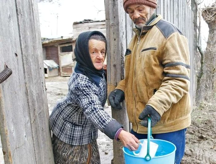 
    În vasele de pe plită, zăpada  este transformată  în apă potabilă  