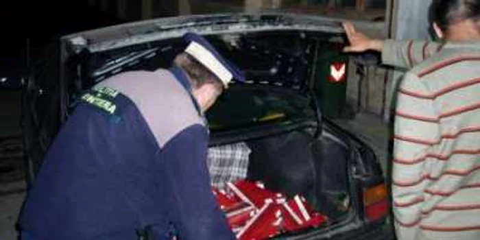 Poliţiştii de frontieră au găsit ţigările aruncate în portbagaj