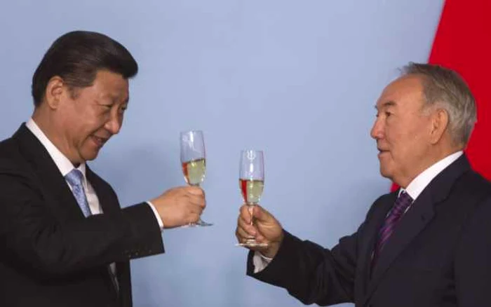 Xi Jinping, preşedintele Chinei, împreună cu Nursultan Nazarbayev, preşedintele Kazakhstanului