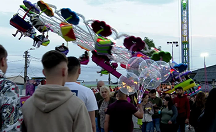 La târgul din Buzău, oamenii s-au distrat în tiribombe și au mâncat carne la grătar