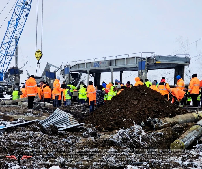 Zeci de lucrători au intervenit pentru a se putea relua circulația feroviară FOTO: CFR