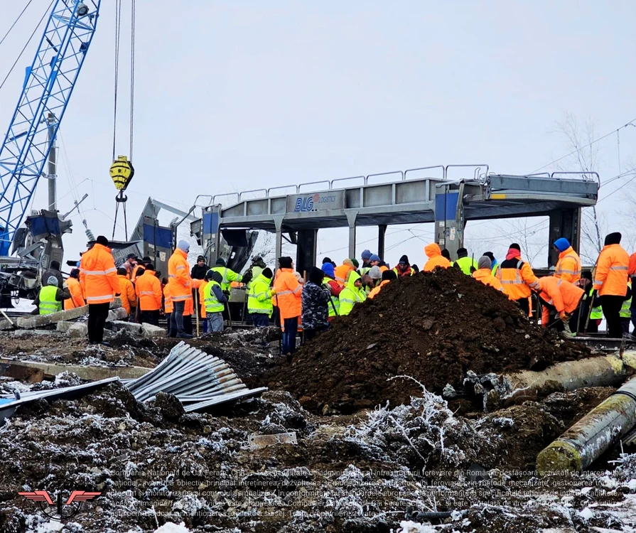 Zeci de lucrători au intervenit pentru a se putea relua circulația feroviară FOTO: CFR
