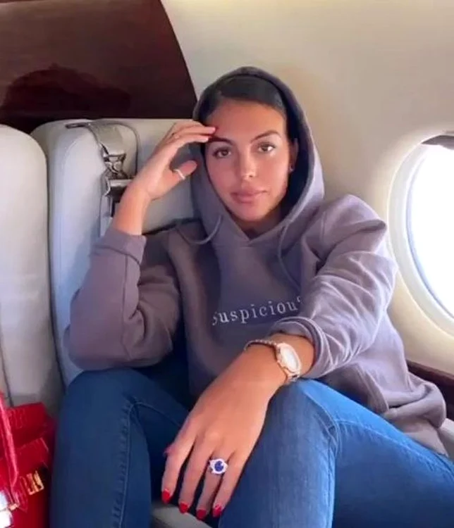 Georgina a arătat lumii întregi inelul cu safir primit