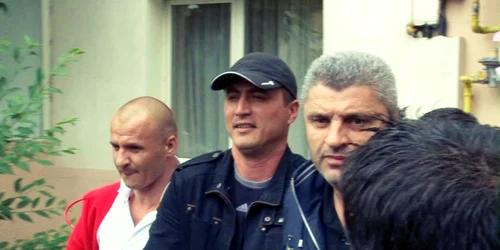 Cristian Cioaca este luat de politisti de la locuinta sa din Pitesti FOTO Mediafax/captura video