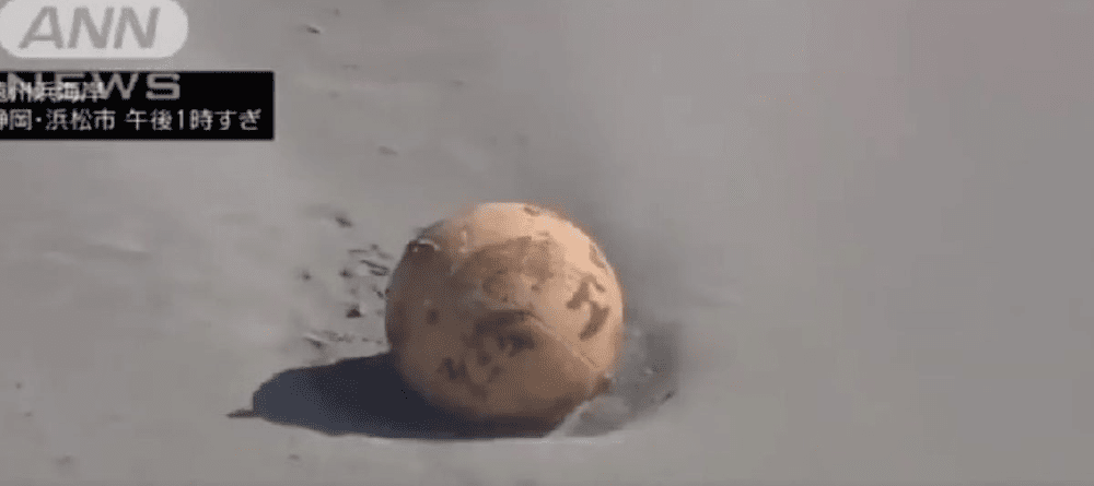 O sferă misterioasă de fier a eșuat pe o plajă din Japonia. Nimeni nu știe ce este VIDEO