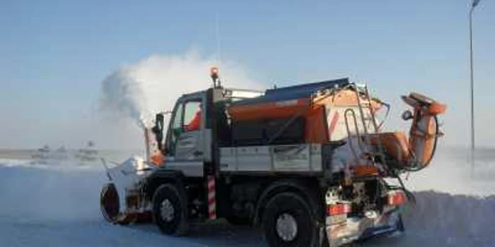 Echipele de la deszăpezire lucrează la foc continuu în aceste zile (foto: Mihai Dumitrică)