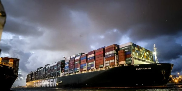 Nava Ever Given care a fost blocată în Canalul Suez a ajuns la destinaţie în portul Rotterdam FOTO EPA-EFE